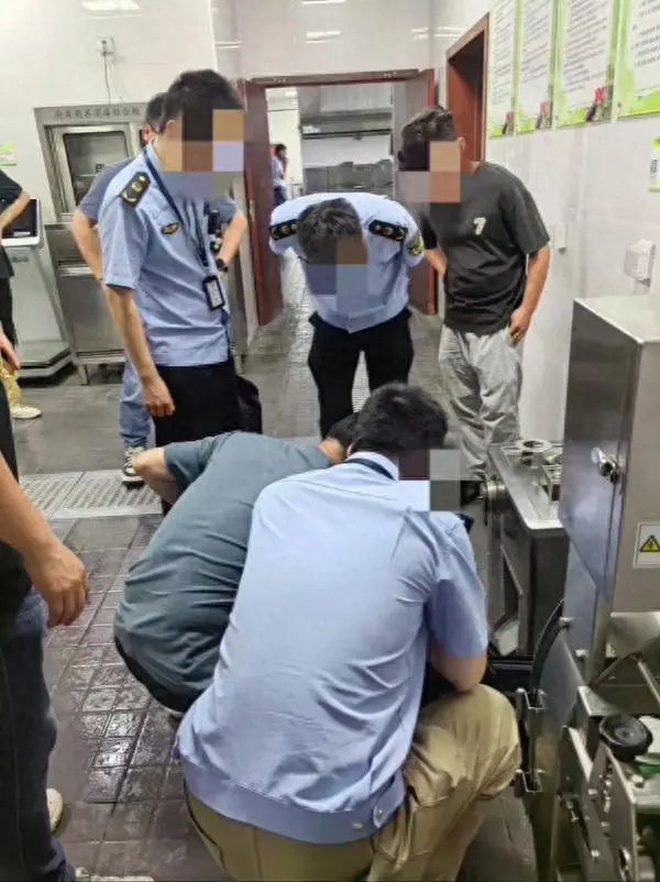 相关人员在现场调查。
